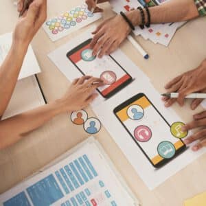 Equipo de marketing trabajando en una estrategia IA de redes sociales