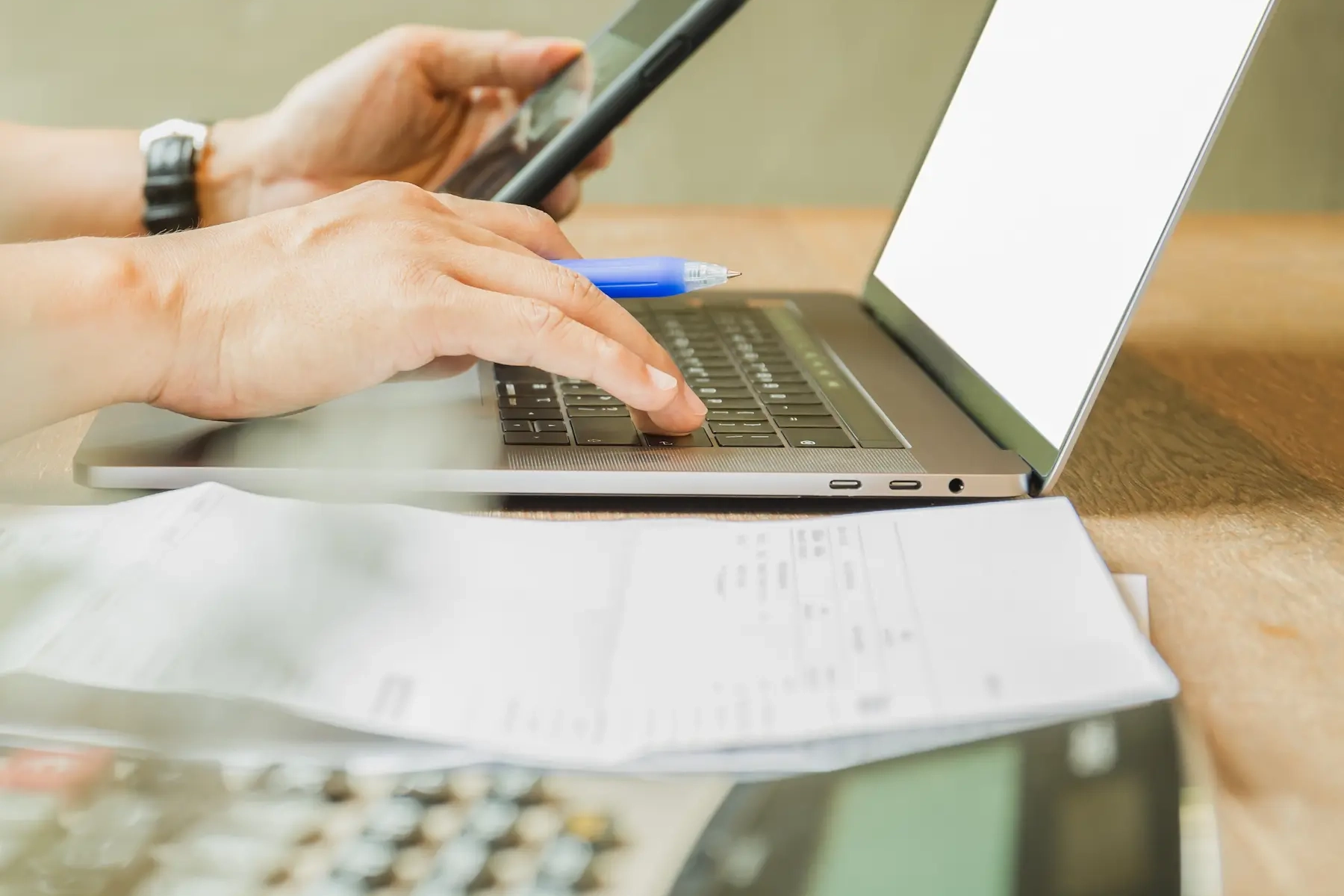 Persona usando VeriFactu para hacer mas facil sus labores de gestion