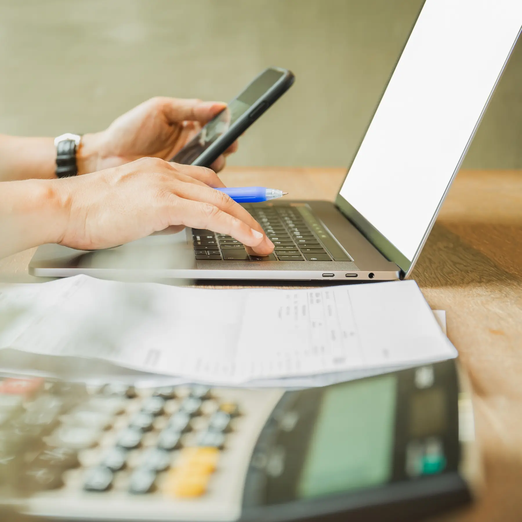 Persona usando VeriFactu para hacer mas facil sus labores de gestion